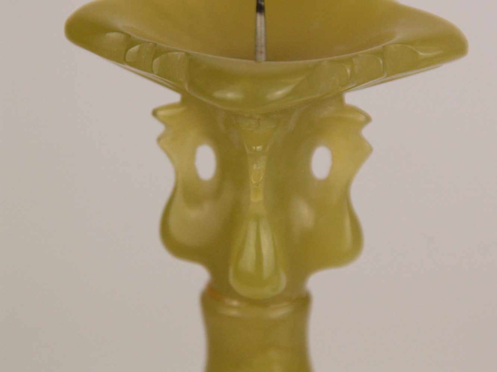 Paar Jade-Kerzenhalter- gelblich grüne Nephrit-Jade,teils unterschiedlich getönt,geschnitzt, aus - Bild 5 aus 9