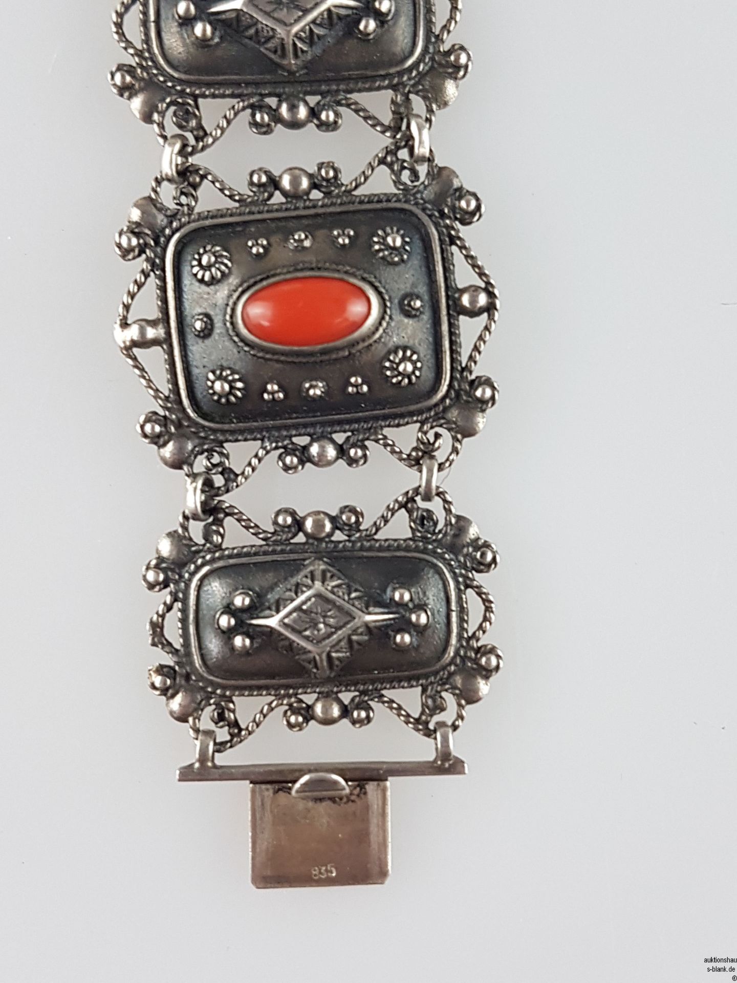 Armband - Silber 835 gestempelt, Armband mit acht Gliedern, besetzt mit vier ovalen Korallen, L.ca. - Bild 3 aus 4