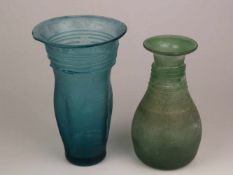 Zwei Vasen - 1x grün getöntes Glas, matt, gebauchter Korpus, Hals mit aufgeschmolzenem Fadendekor,