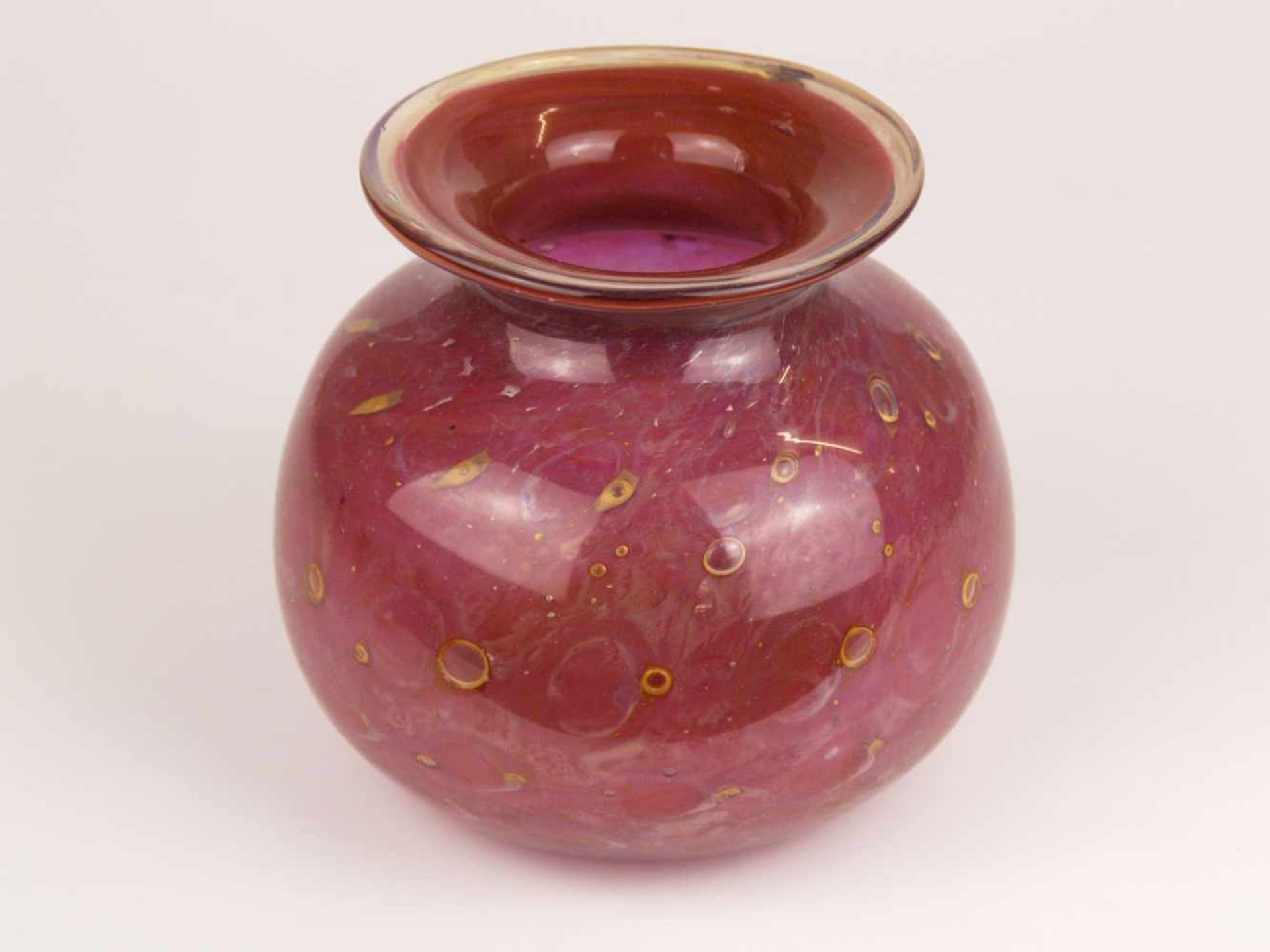 Vase - Klarglas, rosa unterfangen, eingeschmolzene goldfarbene Luftblasen, gedrückte Kugelform,