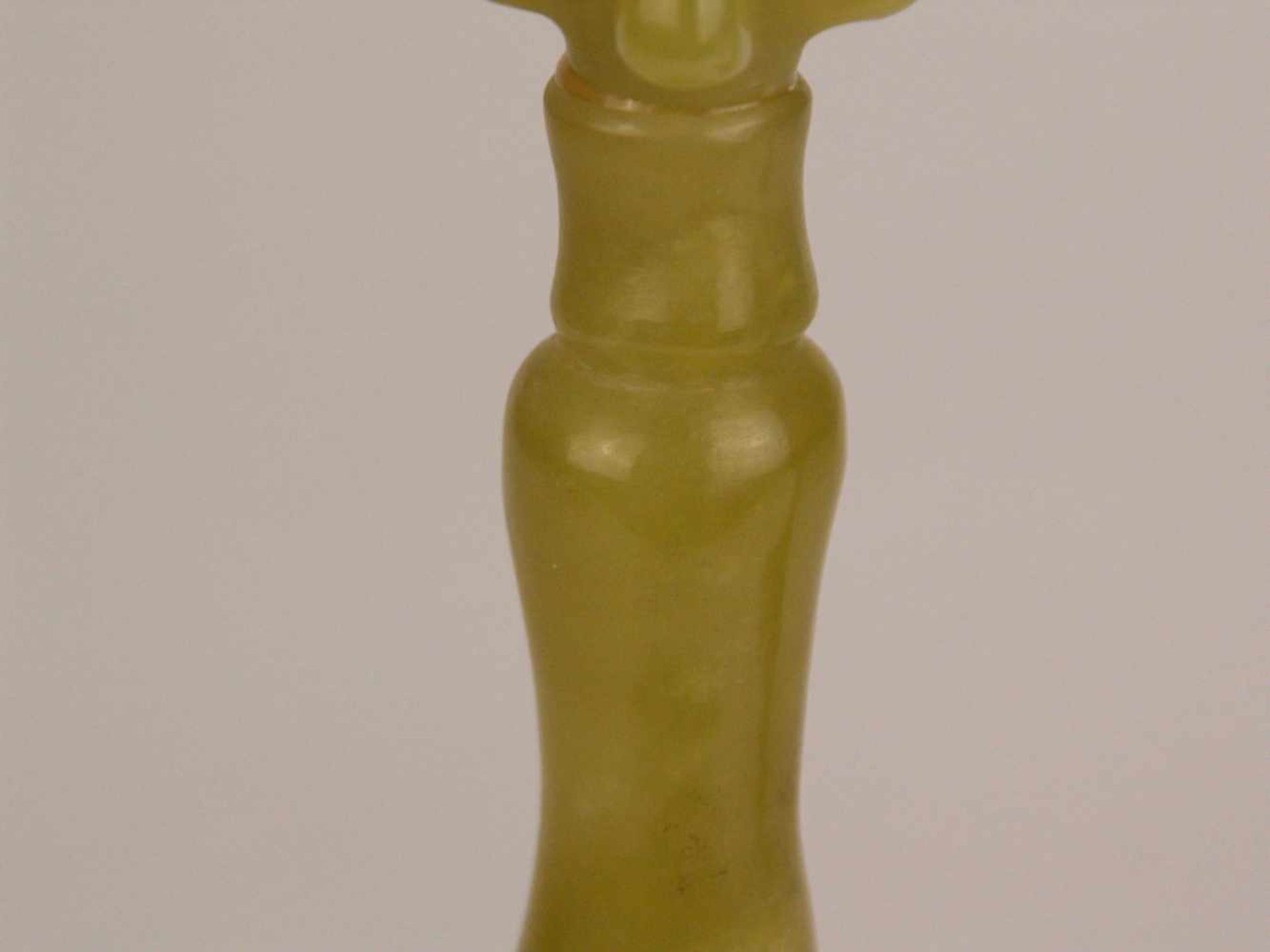 Paar Jade-Kerzenhalter- gelblich grüne Nephrit-Jade,teils unterschiedlich getönt,geschnitzt, aus - Bild 6 aus 9