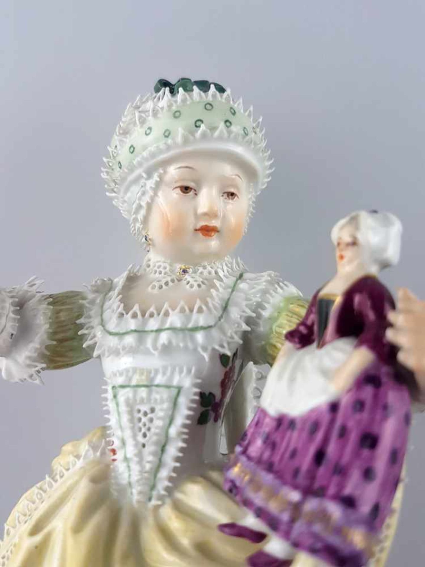 Porzellanfigur Meissen - unterglasurblaue Schwertermarke, Knaufzeit, Modell-Nr. E 79, "Mädchen mit - Bild 5 aus 11