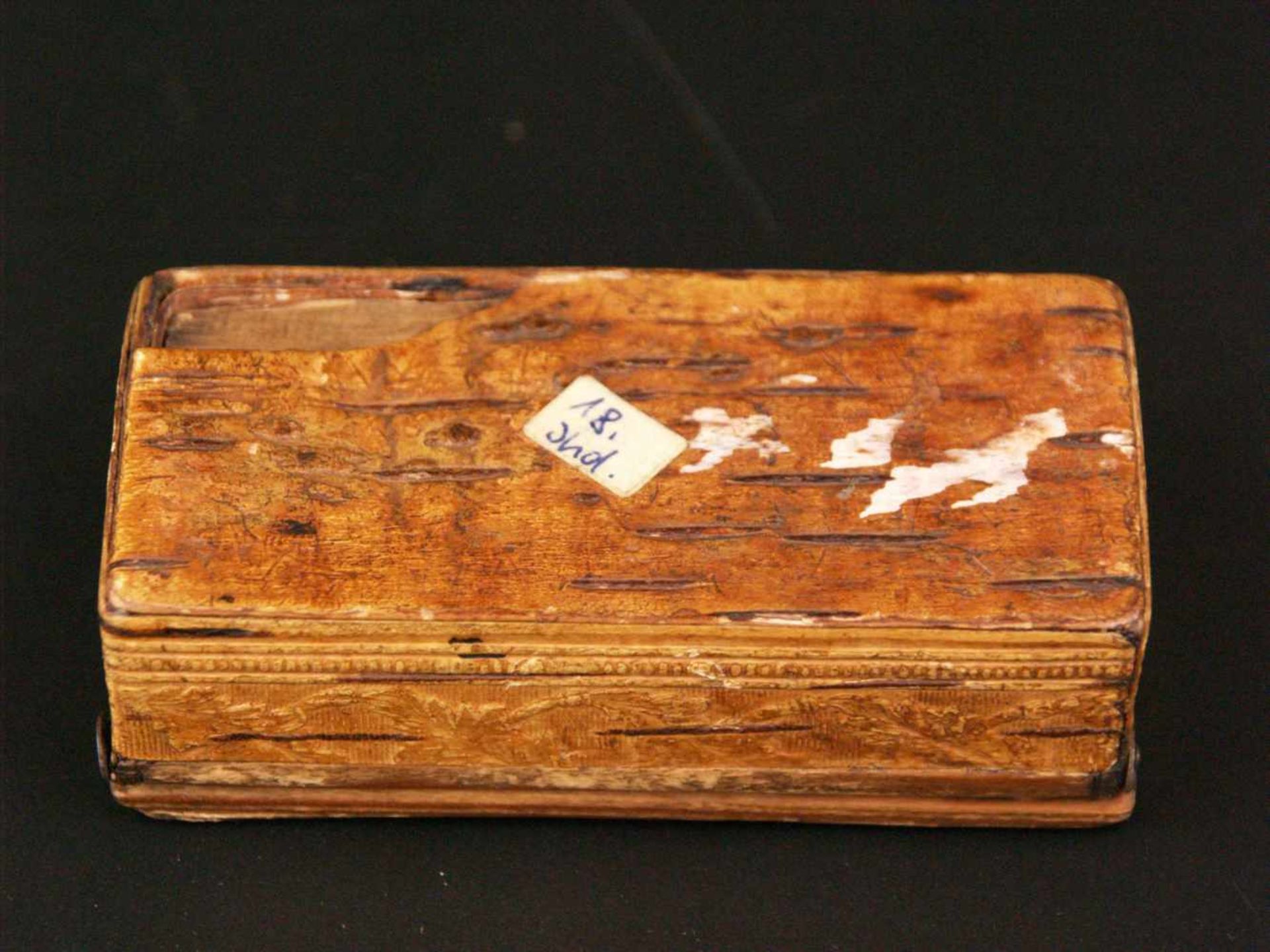 Kleine Schatulle - 18. Jh., rechteckiger Korpus, Holz mit geprägtem Leder bezogen, Scharnierdeckel - Bild 8 aus 8