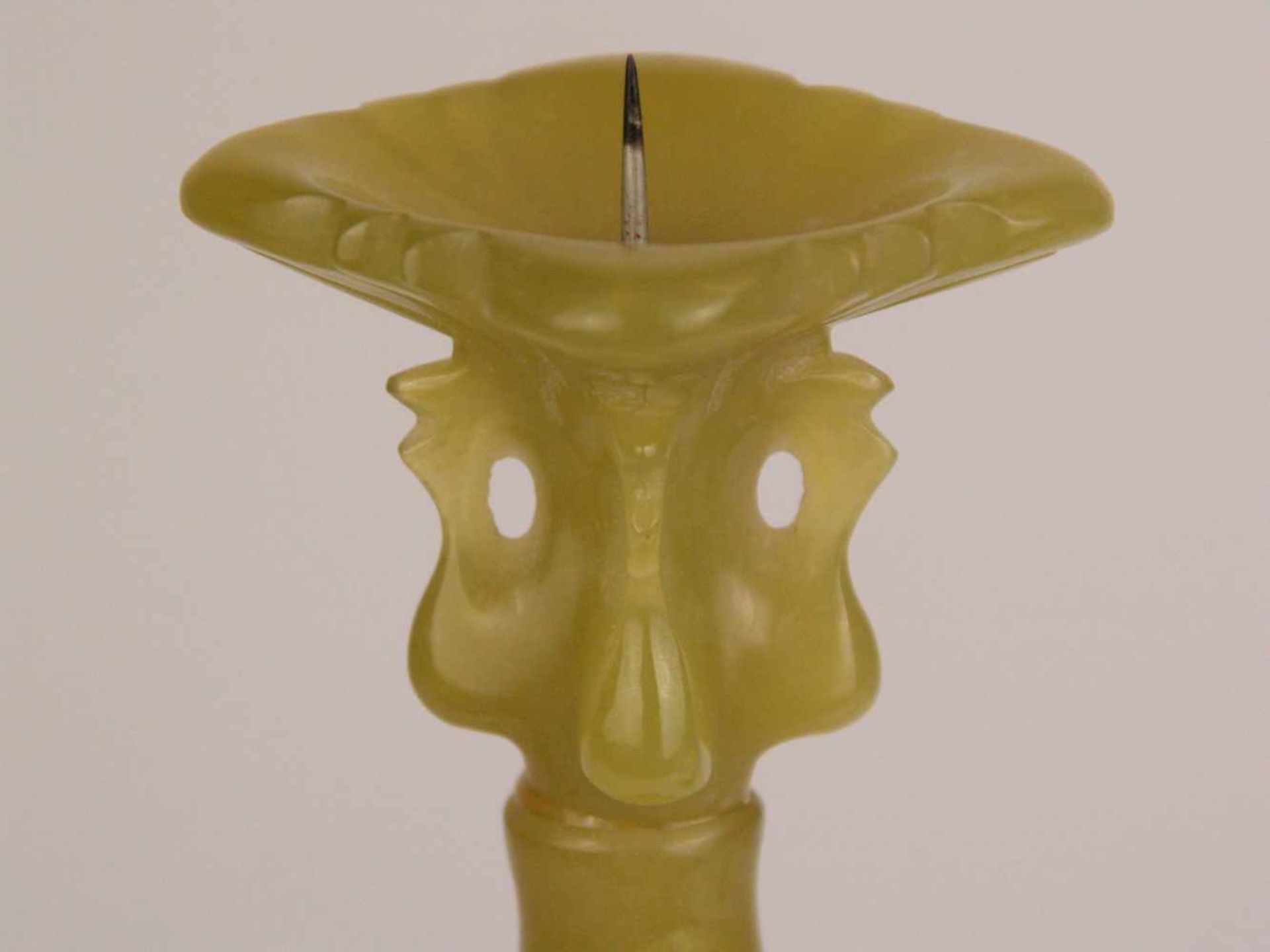 Paar Jade-Kerzenhalter- gelblich grüne Nephrit-Jade,teils unterschiedlich getönt,geschnitzt, aus - Bild 4 aus 9