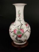"Nine-Peaches"-Vase - China, in Tian Qiu Ping-Form, Porzellan, umlaufend polychromer Emaildekor