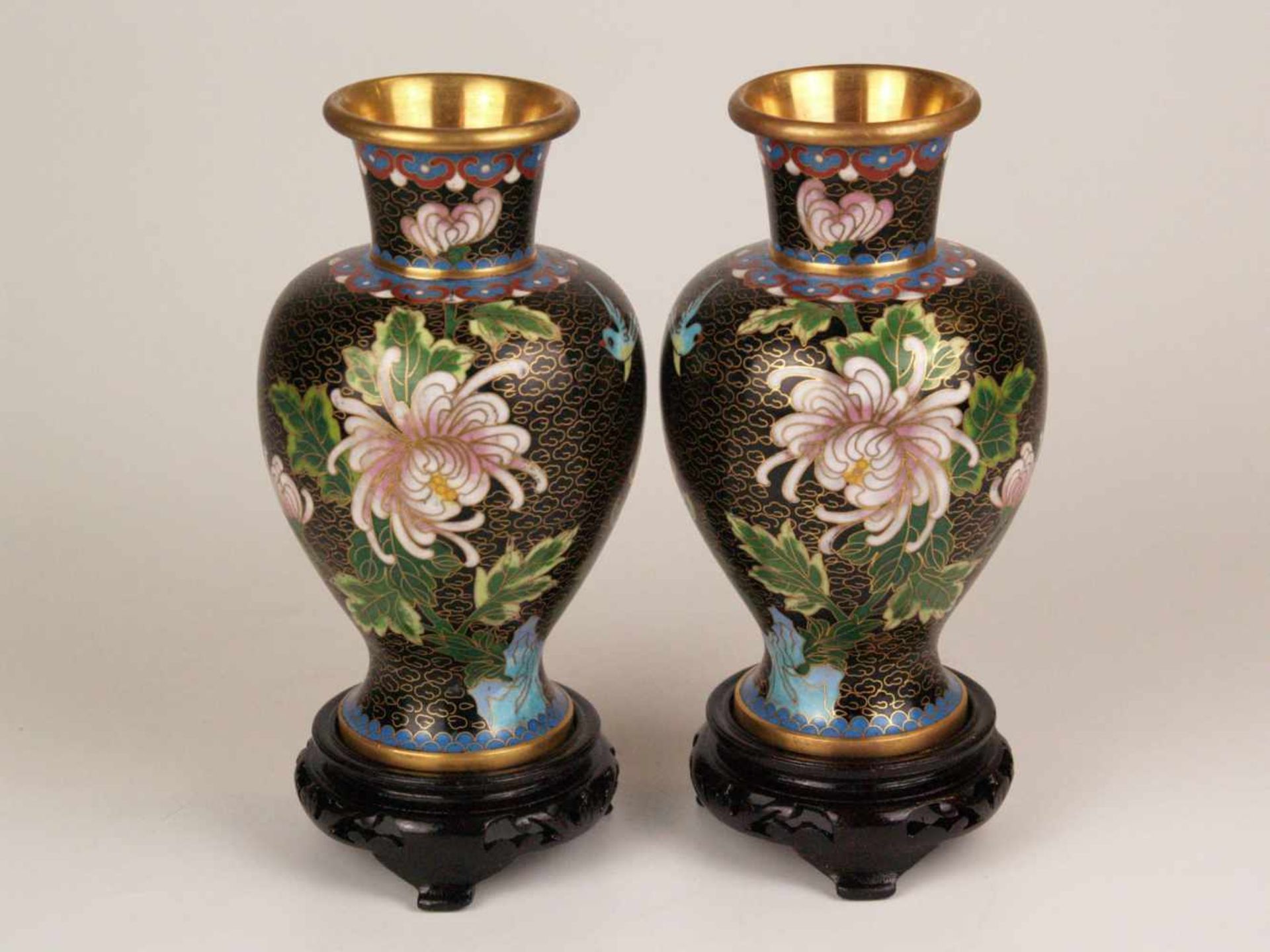 Paar Cloisonné-Vasen - China, 20.Jh., leicht gebauchte Balusterform, Wandung mit Päonienblüten und