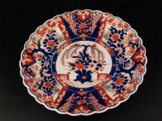 Porzellanplatte - China, Imari-Stil mit reichem handgemaltem Dekor, im Spiegel Blumenvase mit