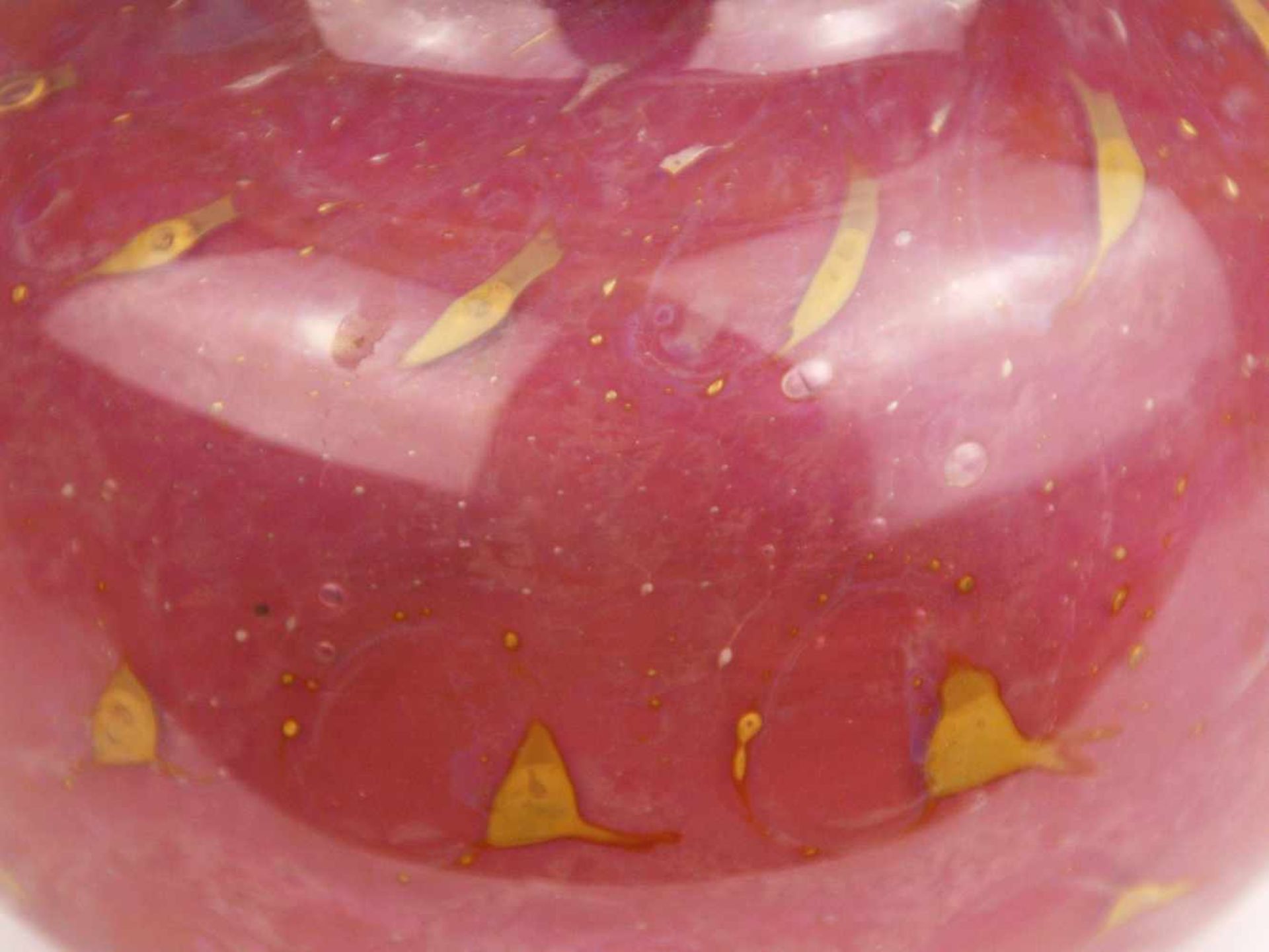 Vase - Klarglas, rosa unterfangen, eingeschmolzene goldfarbene Luftblasen, gedrückte Kugelform, - Bild 4 aus 5