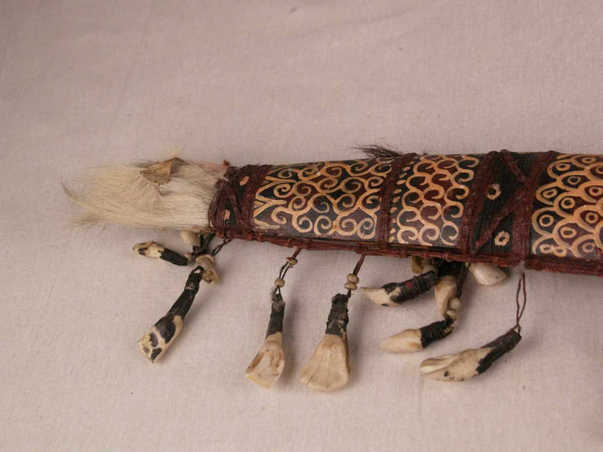 Mandau-Schwert - Borneo, Kopfjägerschwert des Dayak Stammes (auch Parang Ihlang genannt), verzierter - Bild 3 aus 7