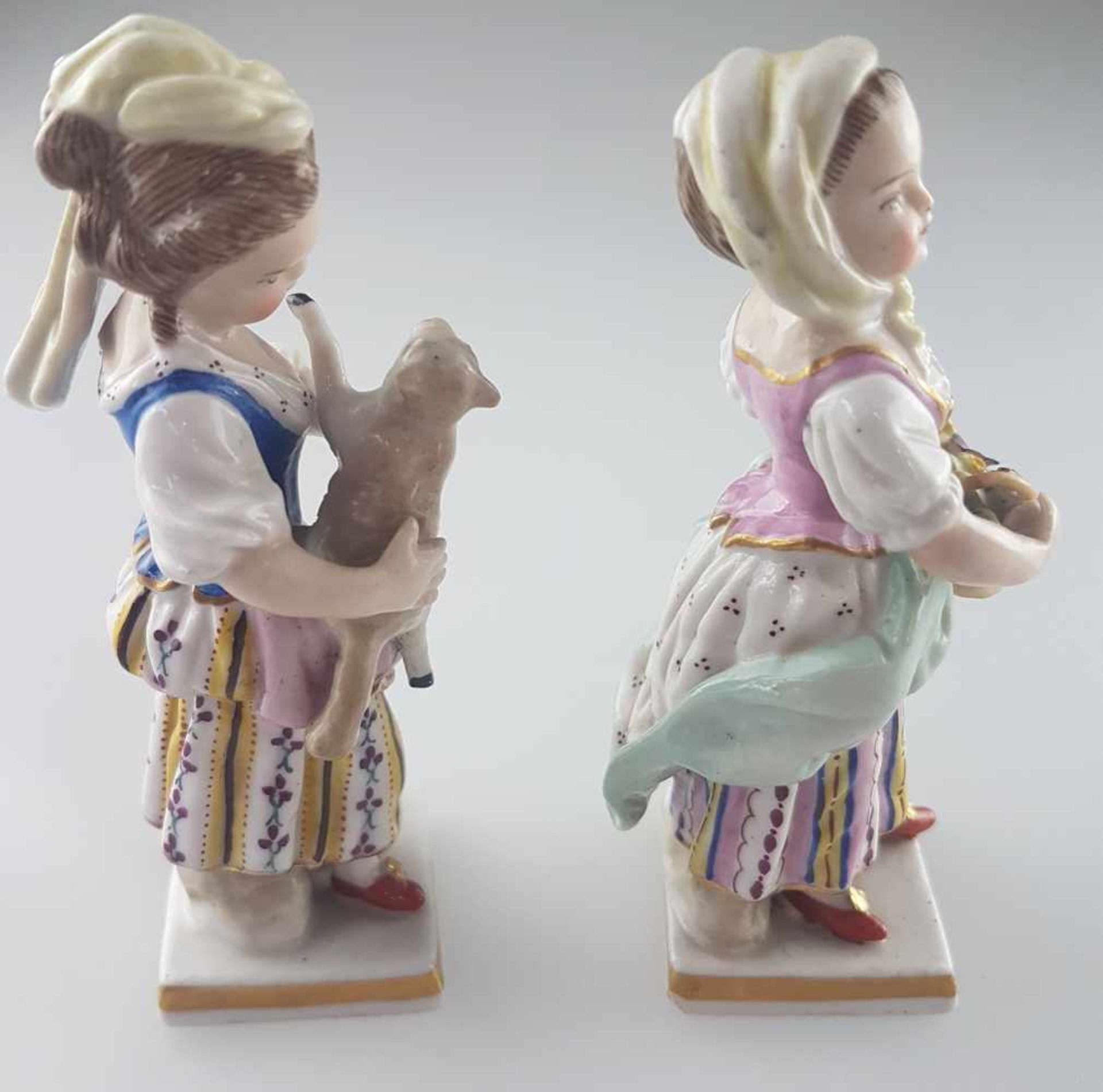 Zwei Porzellanfiguren - 1x Gärtnerkind mit Kopftuch und Blumenkorb, Entwurf von Michel Victor - Bild 4 aus 9