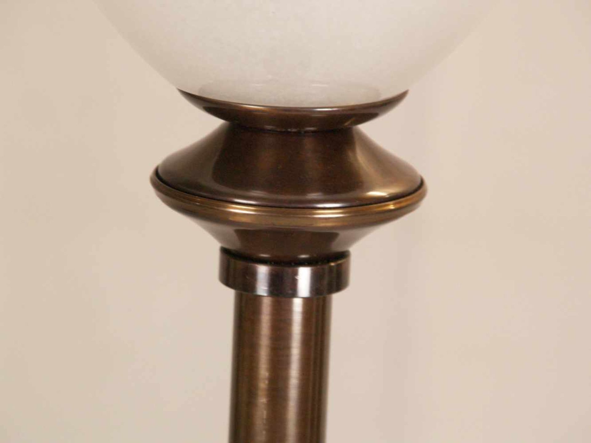 Murano-Stehlampe - kelchförmiger Schirm: Klarglas mit gewirbelten weißen Farbeinschmelzungen, - Bild 4 aus 7
