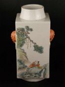 Vase - China, späte Qing-Dynastie, dickwandiges Porzellan mit Bemalung in pastelltönigen