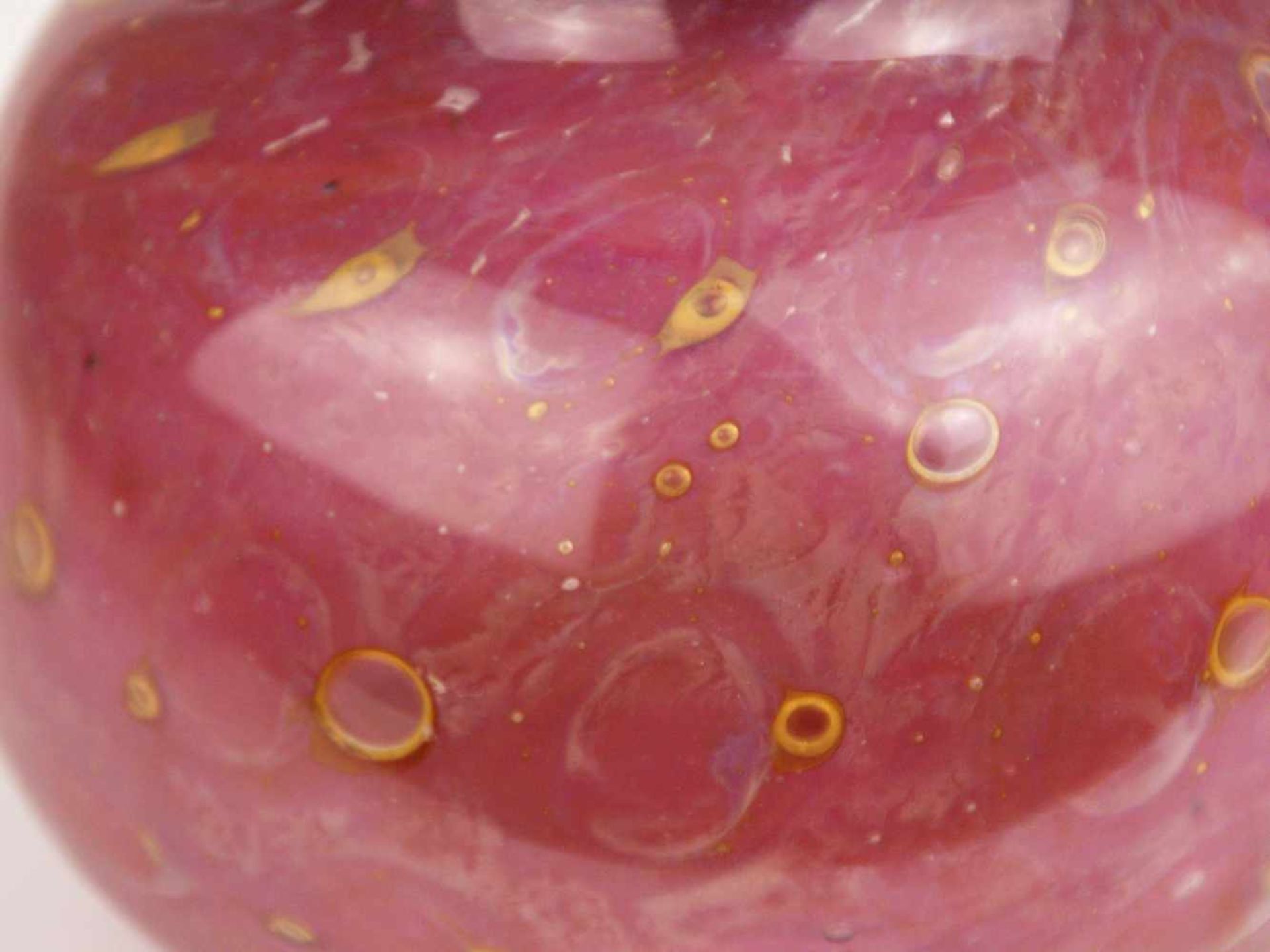 Vase - Klarglas, rosa unterfangen, eingeschmolzene goldfarbene Luftblasen, gedrückte Kugelform, - Bild 3 aus 5
