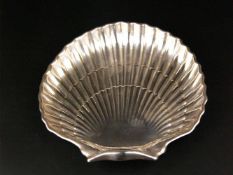 Muschelschale - Gorham / USA, 20.Jh., Sterling Silber, unterseitig zwei Kugelfüßchen, Dm.ca.23cm,