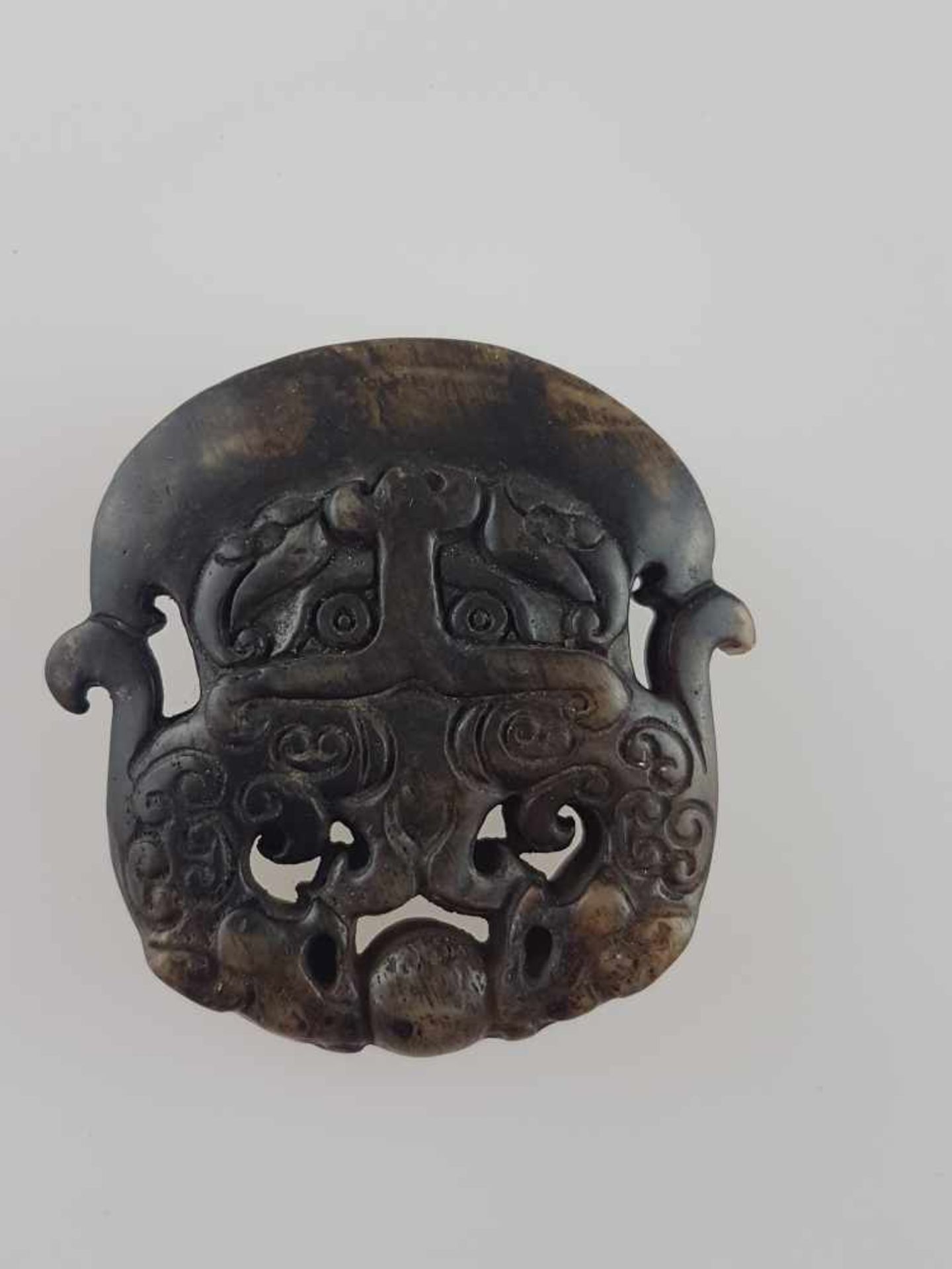 Jadetalisman - beigefarbene bis dunkelbraune Jade,im archaischen Stil der Zhou-Dynastie, - Bild 3 aus 5