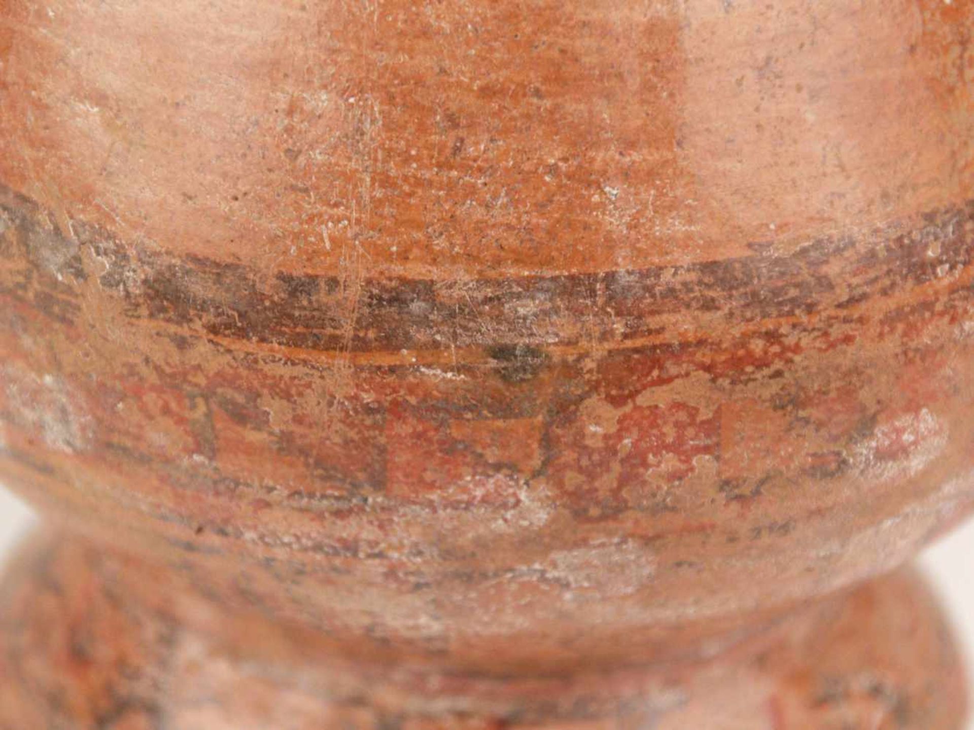 Tongefäß - präkolumbisch, über hohem Fuß bauchiger Gefäßkörper mit schräg ansteigender Schulter - Bild 6 aus 9