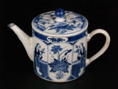 Teekanne - China, zylindrische Porzellankanne, unterglasurblaue Malerei mit Reservendekor, darin