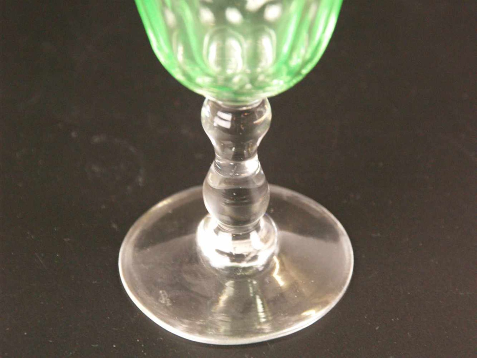 Zwei Sherrygläser - 1x Glas mit Kuppa aus Uranglas, annagelb, Olivenschliff, Stand und - Bild 5 aus 5
