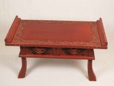 Zierbank - China 1.Hälfte 20.Jh., rot lackiert, rechteckige Sitzfläche begrenzt von hochgestellten