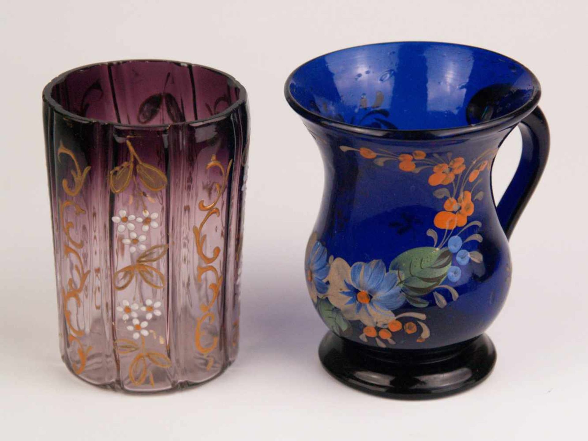 Zwei Becher - 1x Klarglas, teilweise lila getönt, zylindrischer gerillter Korpus, Email-