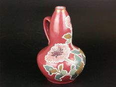 Jugendstil Vase - Keramik, rot glasiert, polychromer Blumendekor, Goldstaffage berieben, mit Henkel,