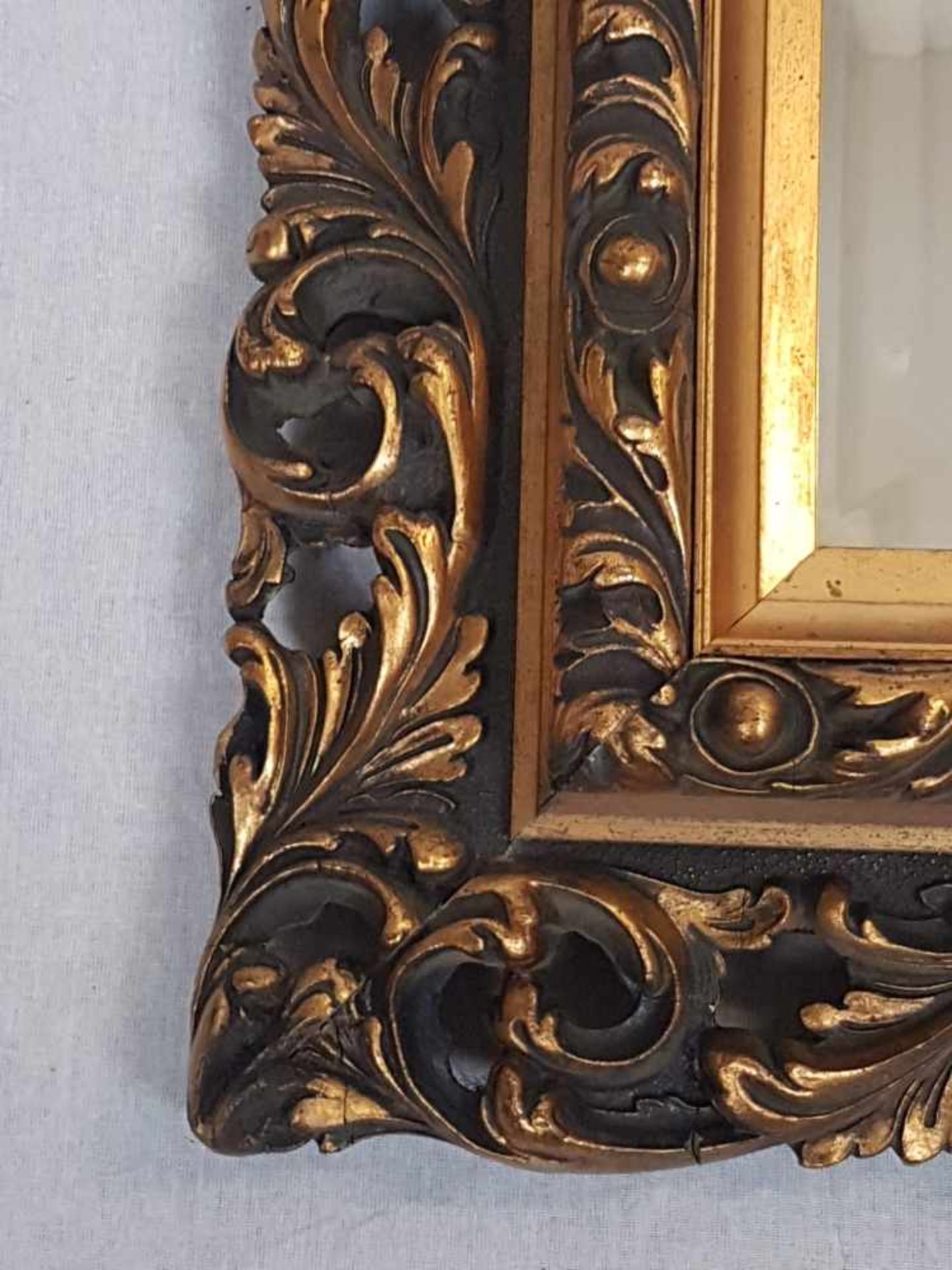 Wandspiegel, sog. Florentiner Rahmen - Holzleiste durchbrochen geschnitzt mit Akanthuswerk, - Bild 3 aus 4