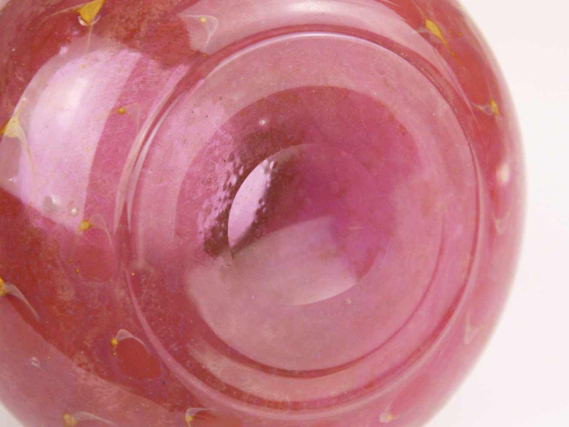 Vase - Klarglas, rosa unterfangen, eingeschmolzene goldfarbene Luftblasen, gedrückte Kugelform, - Bild 5 aus 5