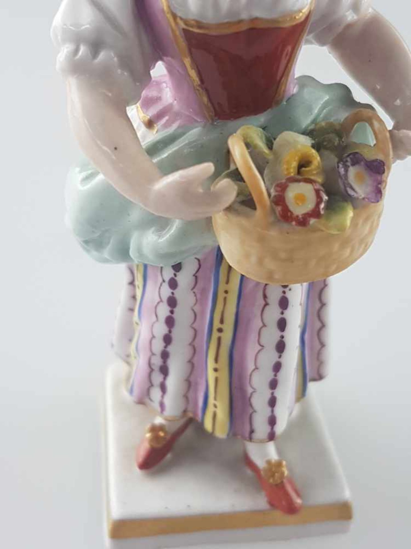 Zwei Porzellanfiguren - 1x Gärtnerkind mit Kopftuch und Blumenkorb, Entwurf von Michel Victor - Bild 8 aus 9