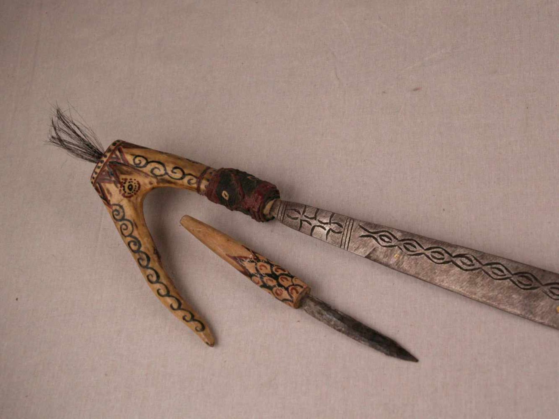 Mandau-Schwert - Borneo, Kopfjägerschwert des Dayak Stammes (auch Parang Ihlang genannt), verzierter - Bild 5 aus 7