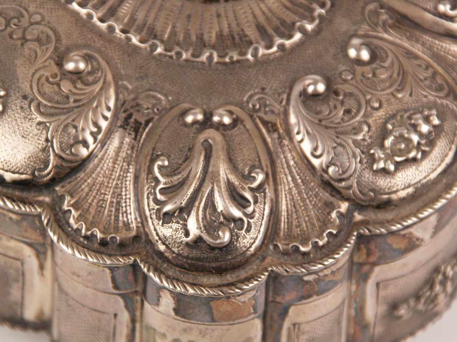 Deckelschatulle - 800er Silber, frühes 20.Jh., mehrpassiger scharnierter Korpus auf niedrigen - Bild 4 aus 8