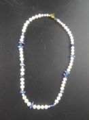 Perlenkette - hochwertige Süßwasserperlen, Zwischenelementen aus blauen unregelmäßig geformten