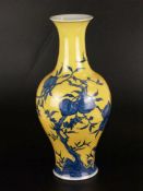 'Neun Pfirsiche'-Vase - China, Porzellan, auf gelbem Fond früchtetragende Pfirsichbaumzweige (