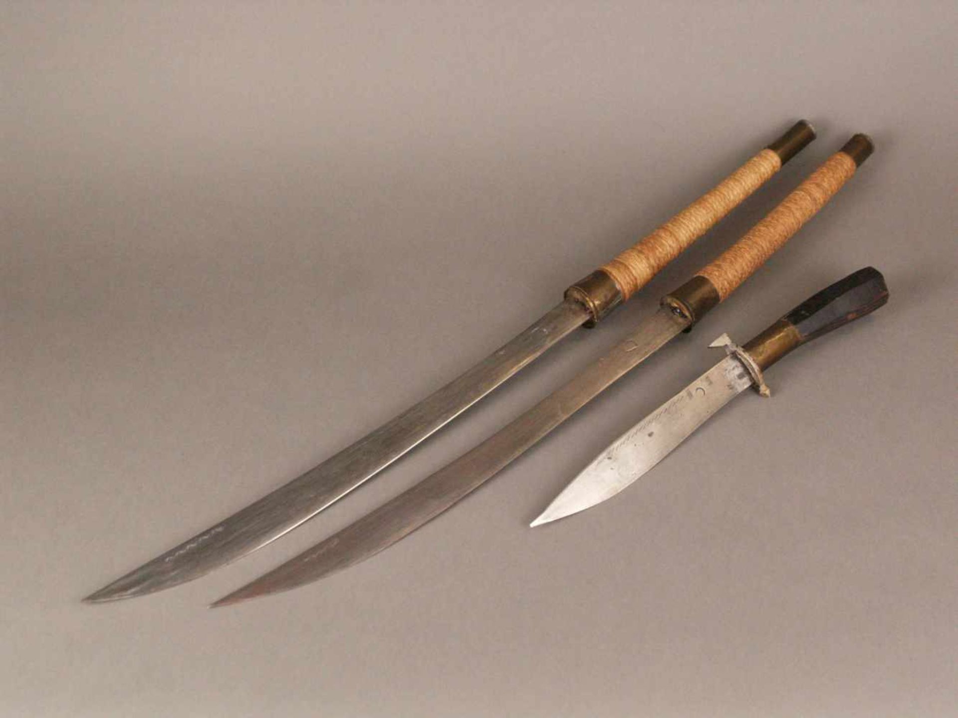 Zwei Kurzschwerter und Dolch - wohl Südostasien, Metallklinge gepunzt und graviert, Kurzschwerter - Bild 2 aus 8