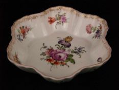 Schale - sechspassige Form, Spiegel sowie Wandung beidseitig polychrom bemalt mit Blumenbouquets,