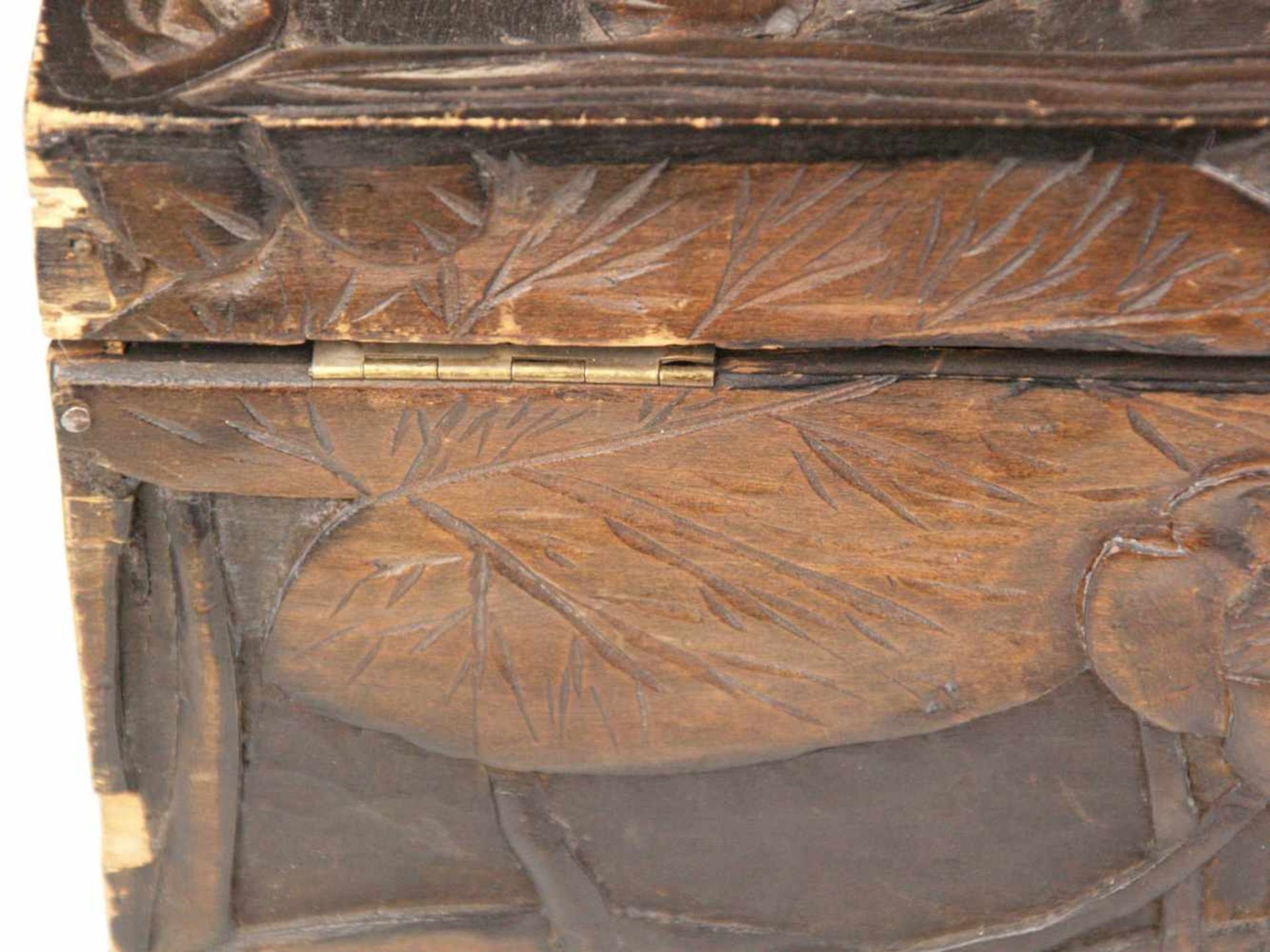 Holzkasten - rechteckiger Korpus, außen braun bemalt, geschnitzter Lotosblumen Dekor, - Bild 9 aus 10