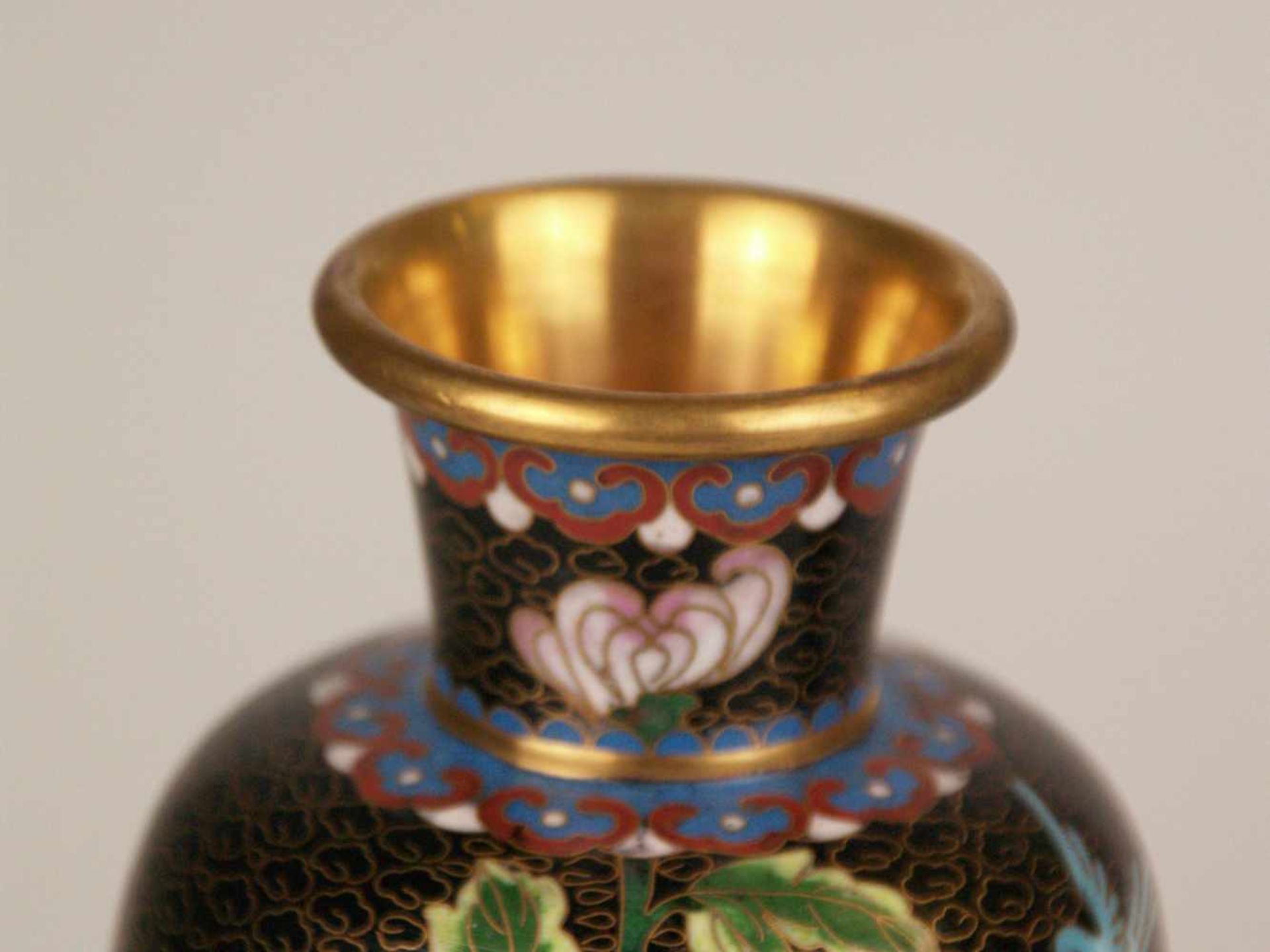 Paar Cloisonné-Vasen - China, 20.Jh., leicht gebauchte Balusterform, Wandung mit Päonienblüten und - Bild 2 aus 8