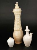 Konvolut Keramik - China,3-tlg, unterschiedlich geformte Gefäße mit verschiedenfarbigen Glasuren,