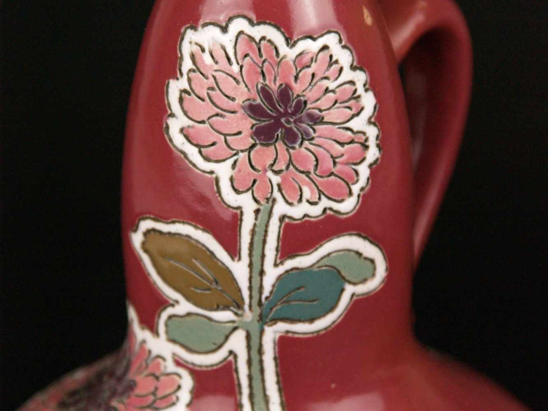 Jugendstil Vase - Keramik, rot glasiert, polychromer Blumendekor, Goldstaffage berieben, mit Henkel, - Bild 5 aus 8