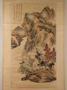 Rollbild - China frühes 20.Jh., Gebirgslandschaft mit Flusslauf, blühenden Bäumen sowie Architektur-