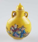 Snuffbottle - China,späte Qingdynastie(1644-1911), breitrundes geflachtes Porzellanfläschchen mit
