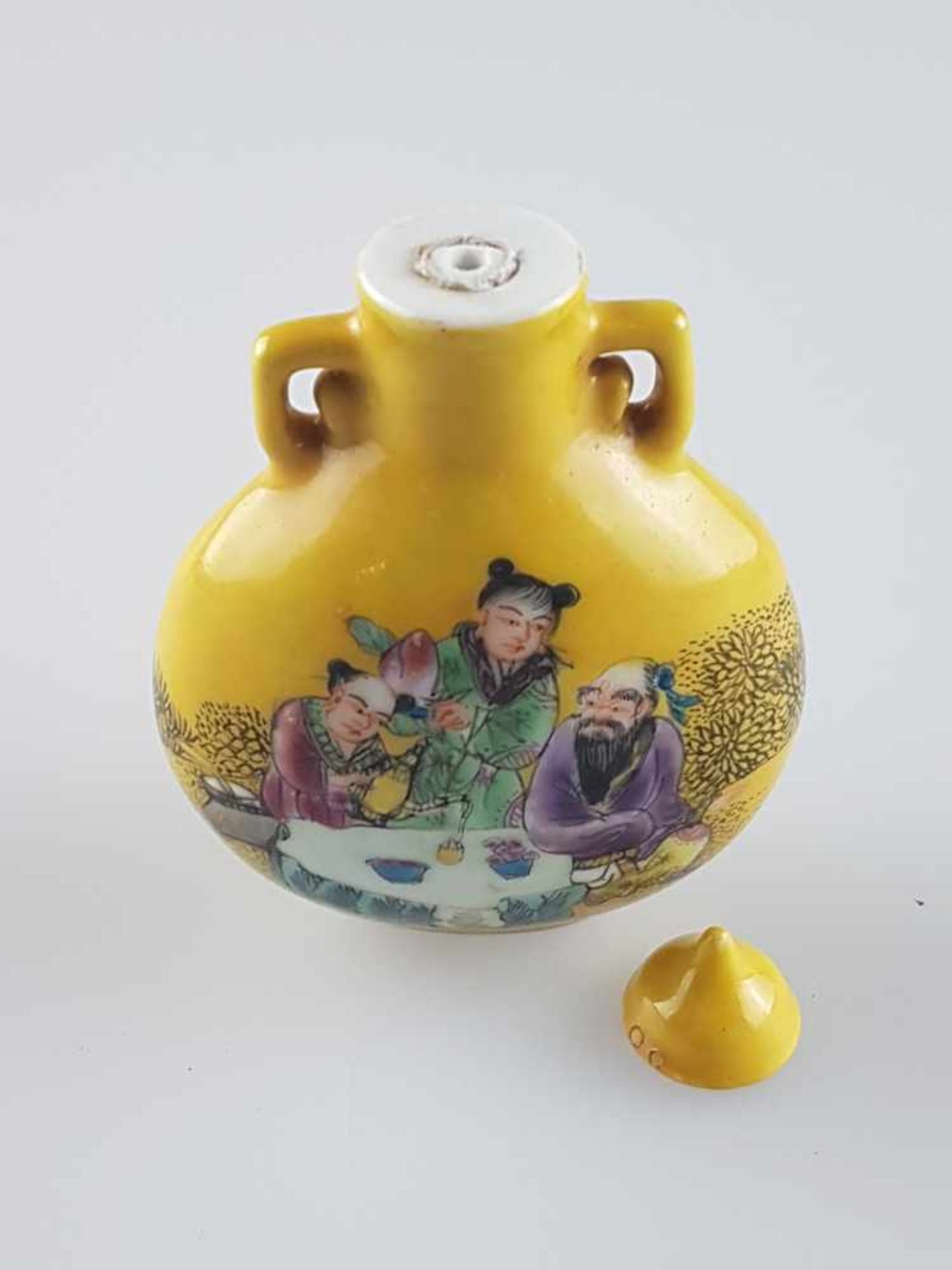 Snuffbottle - China,späte Qingdynastie(1644-1911), breitrundes geflachtes Porzellanfläschchen mit - Bild 2 aus 4