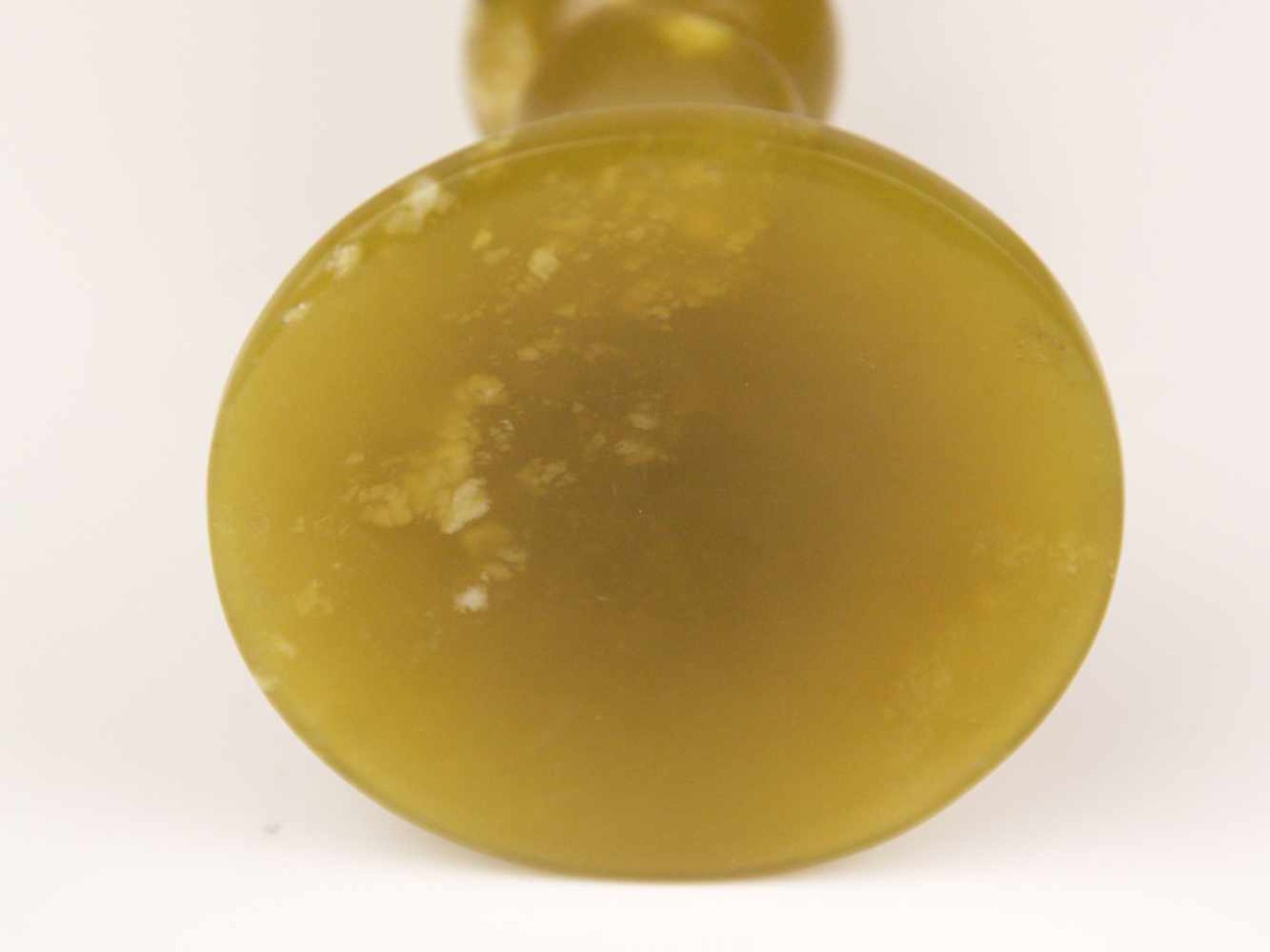 Paar Jade-Kerzenhalter- gelblich grüne Nephrit-Jade,teils unterschiedlich getönt,geschnitzt, aus - Bild 9 aus 9