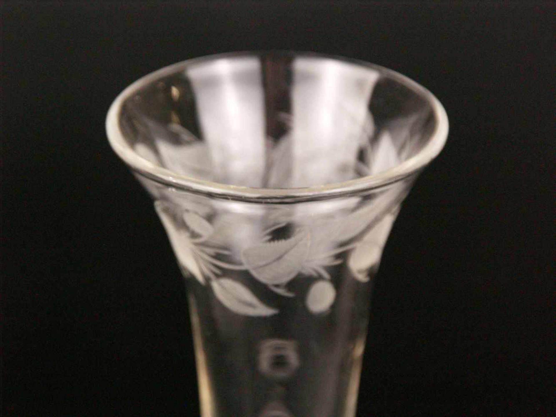 Zwei Gläser - Klarglas, runder Stand, konischer Schaft mit leicht ausgestelltem Lippenrand, - Bild 2 aus 6