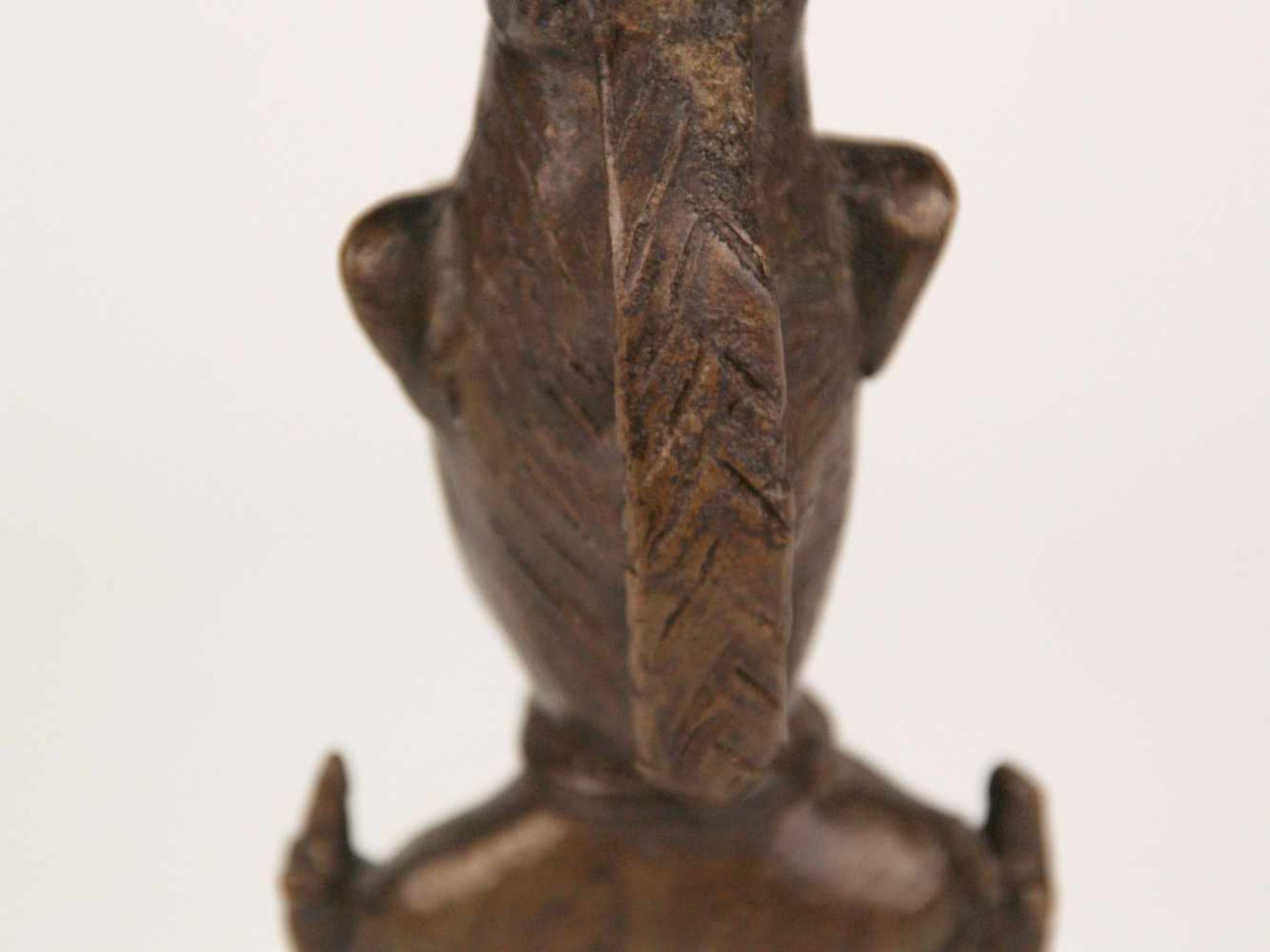 Figürliche Bronze mit Schale - vollplastische hockende Figur mit Opferschale in beiden Händen und - Bild 9 aus 10