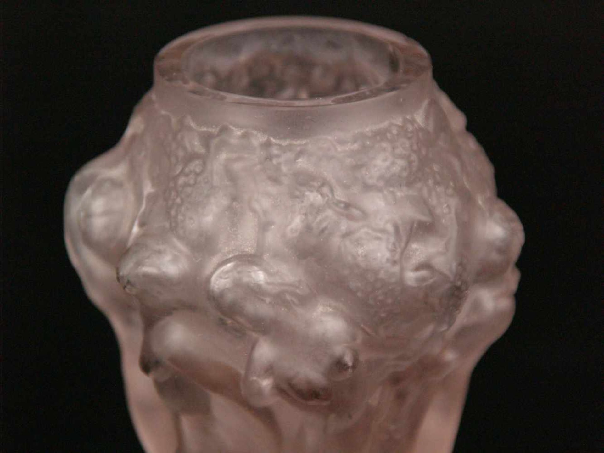 Kleine Art-Déco Vase - wohl Gablonz, roséfarbenes mattes Glas, balusterförmiger Korpus auf - Bild 4 aus 8