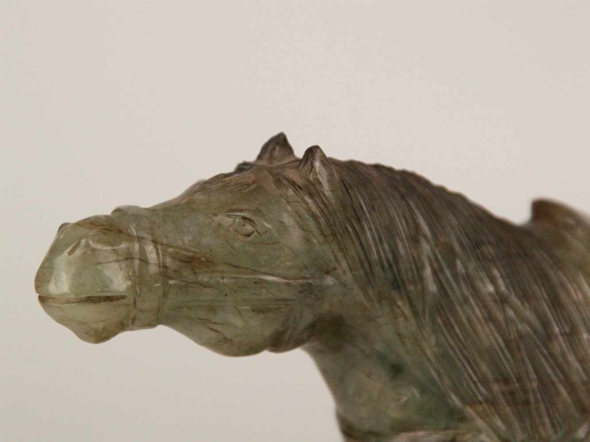 Jadepferd - China, vollplastisch gearbeitetes Pferd mit Sattel und Zaumzeug, auf länglicher - Image 4 of 9