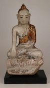 Alabasterbuddha - Burma, Ava-Stil, 18. Jahrhundert, Alabaster partiell mit Lackfassung, auf