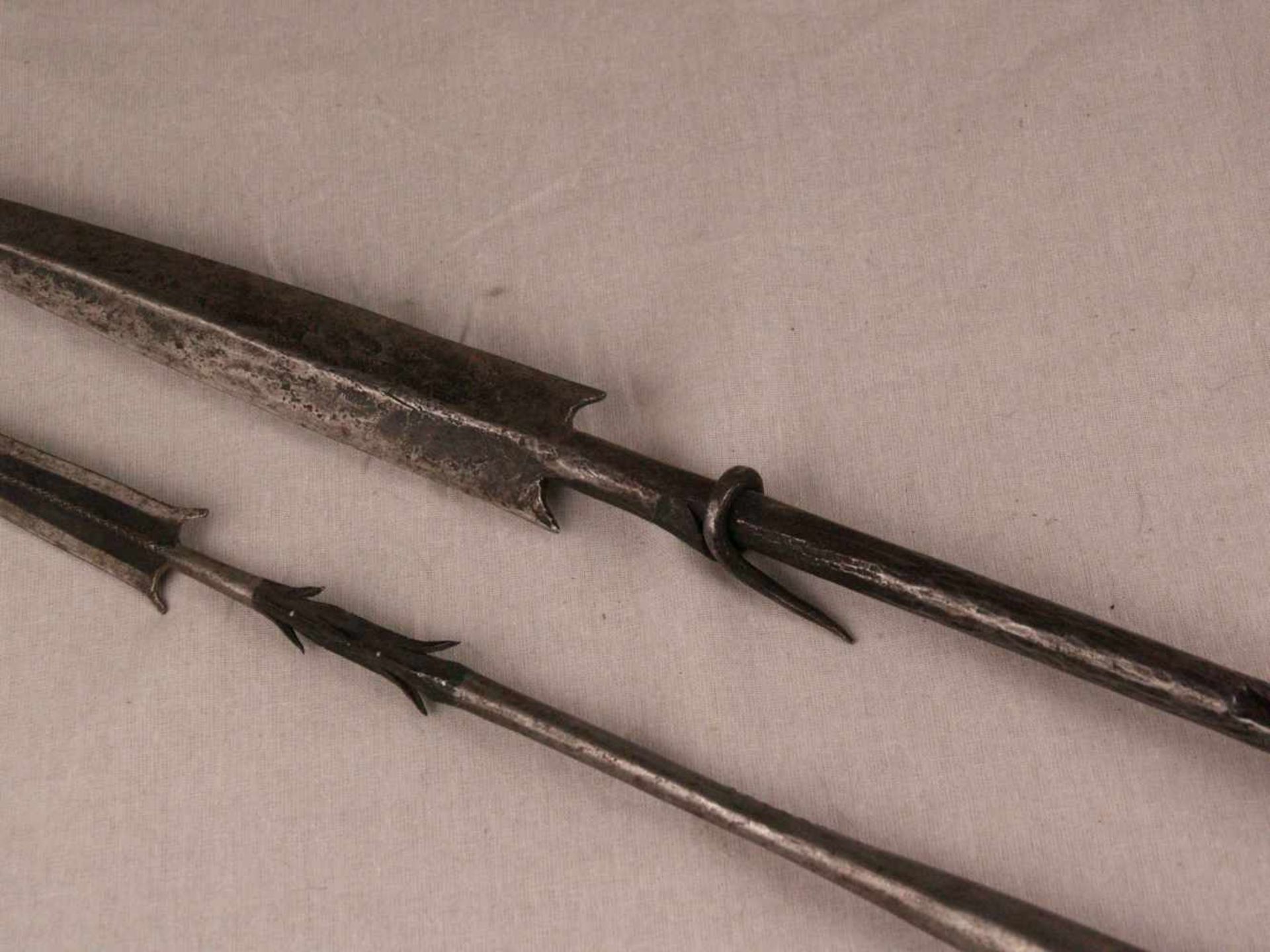 Zwei Speerspitzen - wohl Zentralafrika, älter, geschmiedetes Eisen, L.ca.41,5 und 49 cm, Gebrauchs- - Bild 3 aus 4