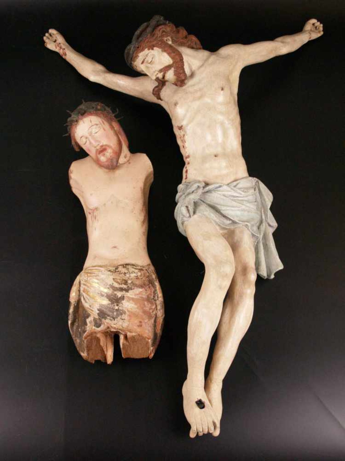 2x Korpus Christi - 1x Holz geschnitzt und überfasst, ganzfigurige Darstellung Christi mit