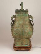 Lampenfuß in der Art der Han-Dynastie- China, Bronzelegierung grün patiniert, in Form einer